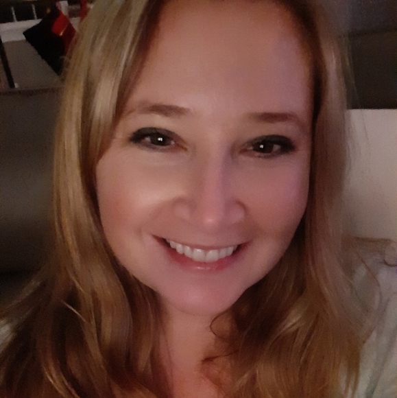 Meet your Posher, Stefanie - Picture 2 of 2